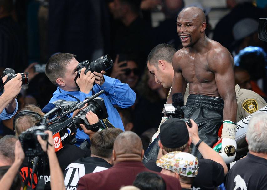 Floyd Mayweather portato in trionfo (Afp)